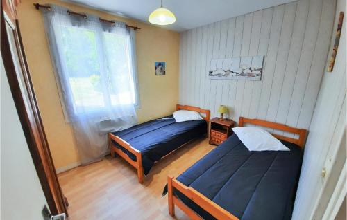 Säng eller sängar i ett rum på Stunning Home In Concarneau With Wifi