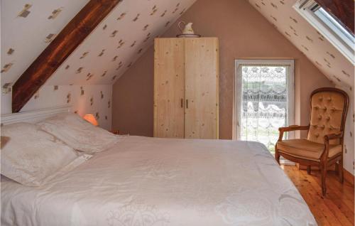 une chambre avec un lit, une chaise et une fenêtre dans l'établissement Lovely Home In Pléhédel With Wifi, à Pléhédel