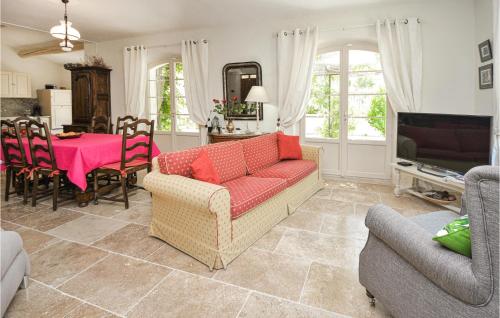 un salon avec un canapé et une table dans l'établissement 4 Bedroom Cozy Home In Eygalières, à Eygalières