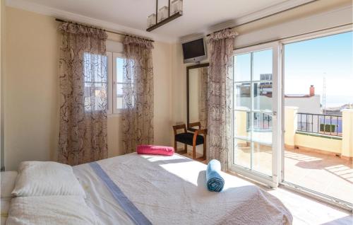 1 dormitorio con cama y ventana grande en Lovely Home In Benajarafe With House Sea View, en Benajarafe