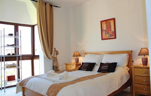 1 dormitorio con 1 cama con 2 toallas en Beautiful Apartment In Casares Costa With Wifi, en Casares