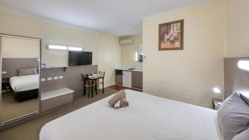 Una cama o camas en una habitación de Bishops Lodge Narrandera