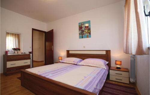una camera da letto con un grande letto con due cuscini di Stunning Home In Porec With Kitchen a Poreč (Parenzo)