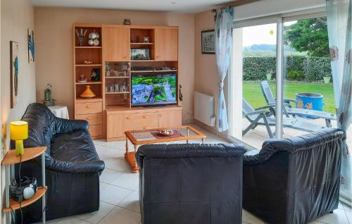 Μια τηλεόραση ή/και κέντρο ψυχαγωγίας στο Cozy Home In Kerlouan With Wifi
