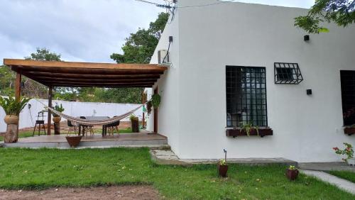 Casa blanca con hamaca en el patio en CASA CONFORTÁVEL COM 4 QUARTOS EM ALTER DO CHÃO, en Alter do Chao