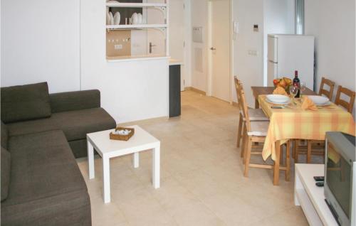 ein Wohnzimmer mit einem Sofa und einem Tisch in der Unterkunft Awesome Apartment In Casarones With Kitchen in Castillo de BaÃ±os