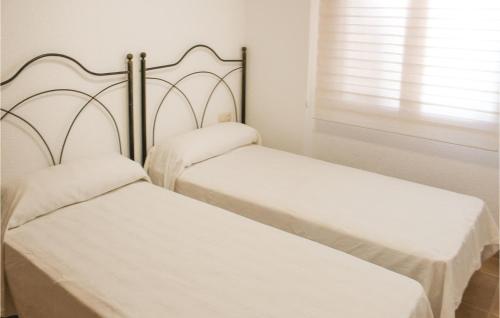 dos camas sentadas una al lado de la otra en un dormitorio en 2 Bedroom Cozy Apartment In Lo Pagn, en Lo Pagán
