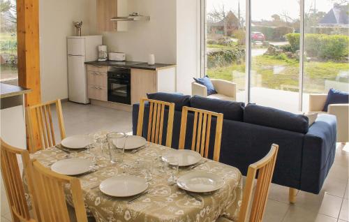 una mesa de comedor con un sofá azul en la cocina en Stunning Home In Erdeven With Wifi, en Erdeven
