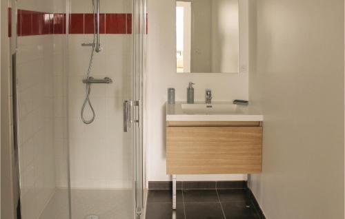 y baño con lavabo y ducha. en 3 Bedroom Amazing Home In Erdeven, en Erdeven