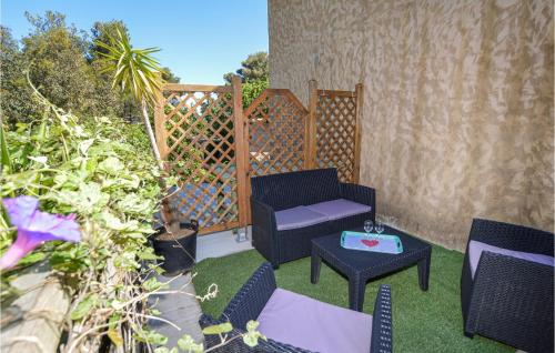 un patio avec deux chaises, une table et un banc dans l'établissement 1 Bedroom Lovely Home In Monticello, à Monticello