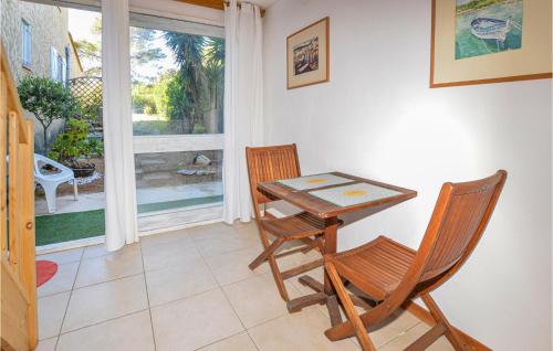 une salle à manger avec une table et des chaises et une fenêtre dans l'établissement 1 Bedroom Lovely Home In Monticello, à Monticello