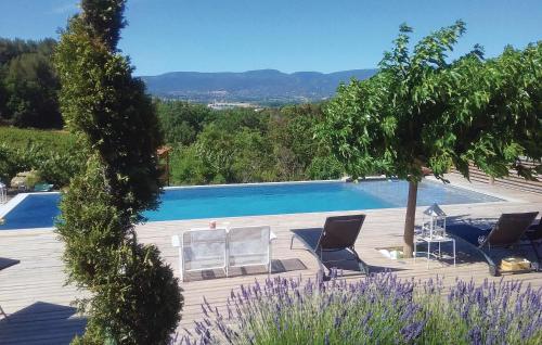 - une piscine avec 2 chaises longues à côté dans l'établissement 2 Bedroom Stunning Home In Apt, à Apt