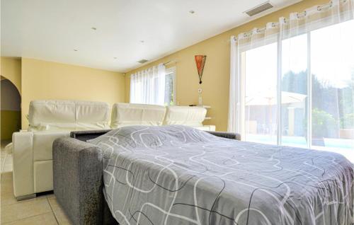 Ένα ή περισσότερα κρεβάτια σε δωμάτιο στο Nice Home In Mornas With Private Swimming Pool, Can Be Inside Or Outside