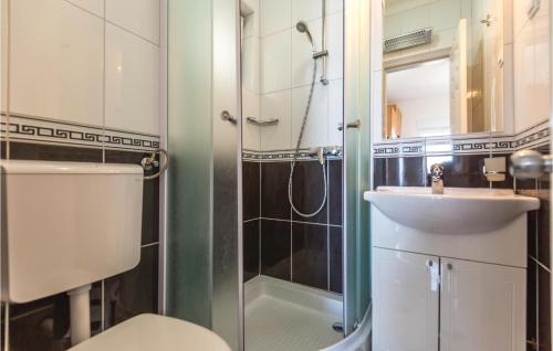Bilik mandi di Amazing Apartment In Makarska With House Sea View