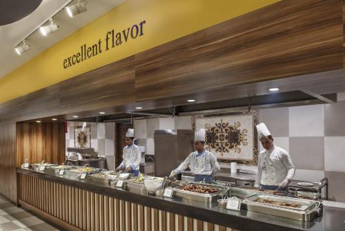 a group of chefs preparing food in a kitchen at Botanik Platinum Hotel in Okurcalar