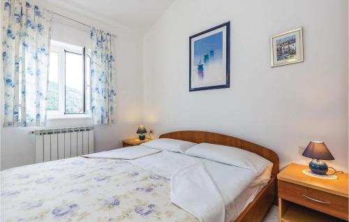 En eller flere senge i et værelse på Cozy Apartment In Moscenicka Draga