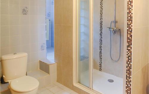 ein Bad mit einem WC und einer Dusche in der Unterkunft Lovely Apartment In Bastelicaccia With Wifi in Bastelicaccia