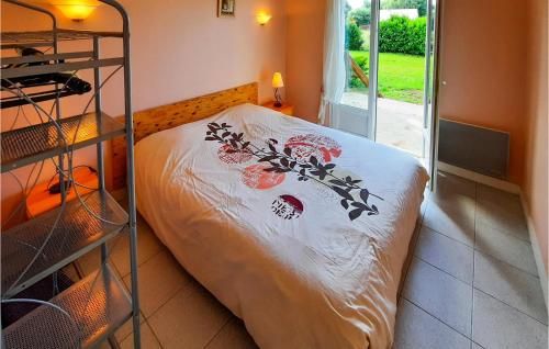 um quarto com uma cama com um edredão branco em Beautiful Home In Clohars Carnoet With 3 Bedrooms em Clohars-Carnoët