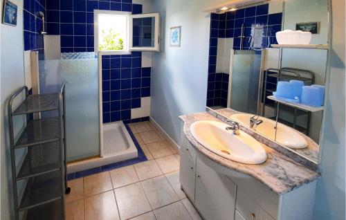 Ванна кімната в Beautiful Home In Clohars Carnoet With 3 Bedrooms