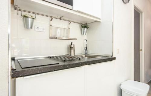 een keuken met witte kasten en een wastafel bij Nice Apartment In Mijas With Wifi in Mijas