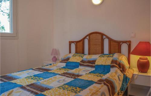 コティ・シアヴァーリにあるVilla Saint Nicolasのベッドルーム(キルト付きのベッド付)