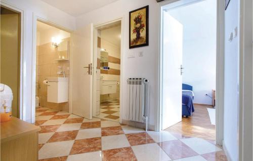 O baie la Cozy Apartment In Dubrovnik With House Sea View