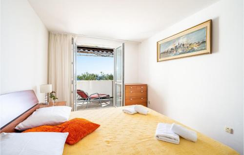 um quarto com uma cama e vista para uma varanda em Cozy Apartment In Dubrovnik With House Sea View em Dubrovnik