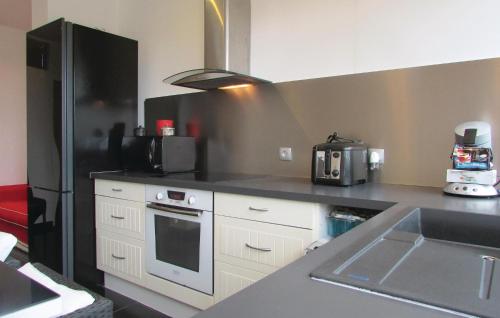 Kuchyň nebo kuchyňský kout v ubytování 2 Bedroom Awesome Apartment In Algajola