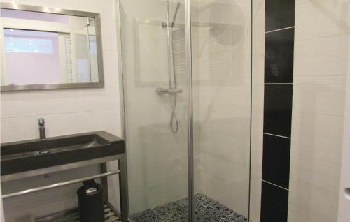 ein Bad mit einer Dusche und einem Waschbecken in der Unterkunft Awesome Apartment In Algajola With 2 Bedrooms in Algajola