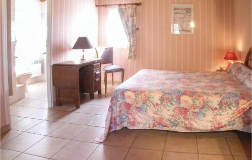 ラ・トランシュ・シュル・メールにある3 Bedroom Pet Friendly Home In La Tranche Sur Merのベッドルーム1室(ベッド1台、テーブル、窓付)