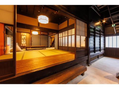 飞鸟BRANCHERA VILLA ASUKA - Accommodation Registered as a National Tangible Cultural Property的一间空房间,铺有木地板,设有窗户