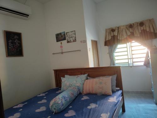 Nurul Saadah Lunas في Lunas: غرفة نوم عليها سرير ومخدة
