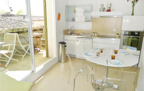 ボーケールにあるAwesome Home In Beaucaire With 2 Bedrooms And Wifiのキッチン(テーブル、椅子付)、キッチン(ダイニングルーム付)
