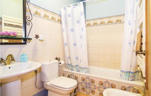 Ein Badezimmer in der Unterkunft Cozy Home In Villaviciosa De Crdo, With Private Swimming Pool, Can Be Inside Or Outside