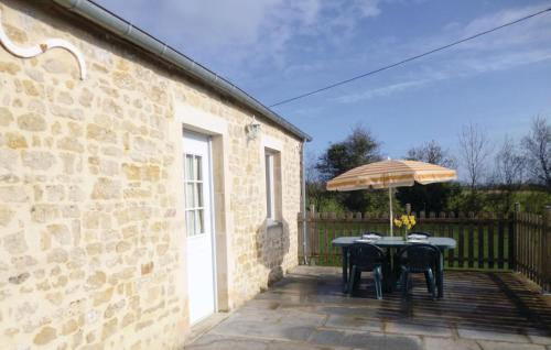 un patio avec une table et un parasol dans l'établissement Holiday Home Acqueville - Les Pavillons O-795, à Deux-Jumeaux