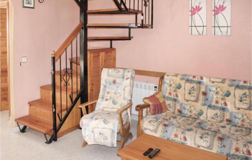 - un salon avec une chaise et un escalier dans l'établissement Pet Friendly Home In Los Alcazares With Kitchen, à Los Alcázares