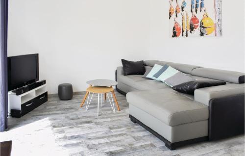 un salon avec un canapé et une télévision dans l'établissement Stunning Home In Saint-Germain-Sur-Ay, à Saint-Germain-sur-Ay