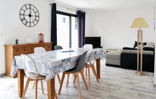 un salon avec une table et des chaises de salle à manger dans l'établissement Stunning Home In Saint-Germain-Sur-Ay, à Saint-Germain-sur-Ay