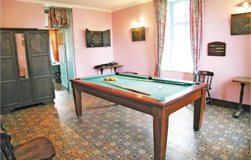 Τραπέζι μπιλιάρδου στο Holiday Home Wimille Sentier Du Denacre