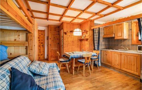 kuchnia z drewnianymi szafkami i stołem z krzesłami w obiekcie Cozy Apartment In Ayas With Kitchenette w mieście Champoluc