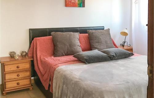 1 cama con manta roja y almohadas en Cozy Apartment In Roquetas De Mar With House Sea View, en Roquetas de Mar