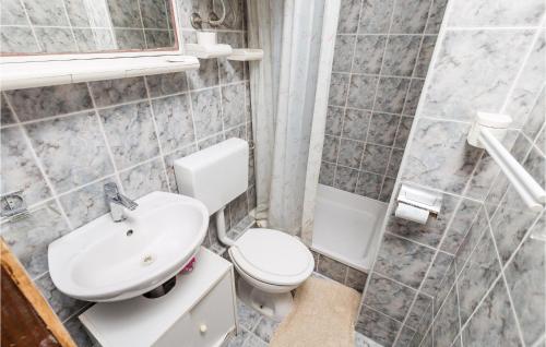 Um banheiro em Cozy Apartment In Starigrad With House Sea View
