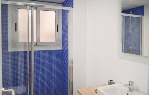 リョレート・デ・マルにあるNice Apartment In Lloret De Mar With 3 Bedrooms And Wifiのバスルーム(シャワー、シンク付)