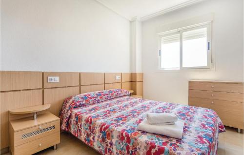 - une chambre avec un lit et une fenêtre dans l'établissement Gorgeous Apartment In Cabanes With Kitchenette, à Cabanes