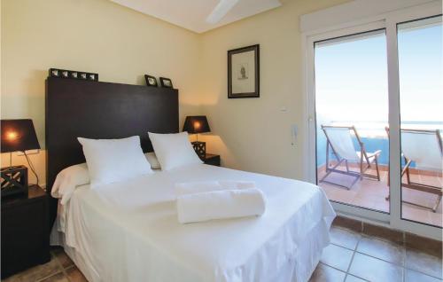 Een bed of bedden in een kamer bij 3 Bedroom Gorgeous Home In Cabo De Palos