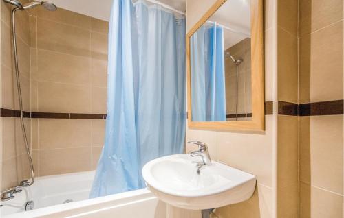 La salle de bains est pourvue d'un lavabo, d'un miroir et d'une baignoire. dans l'établissement Gorgeous Apartment In Cabanes With Kitchenette, à Cabanes