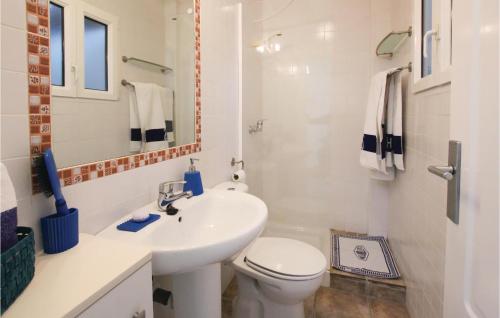 Een badkamer bij 3 Bedroom Gorgeous Home In Cabo De Palos