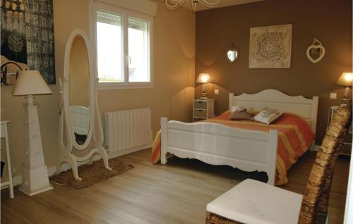 une chambre avec un lit et un grand miroir dans l'établissement Holiday Home Rue Sainte-Anne, à Trélévern