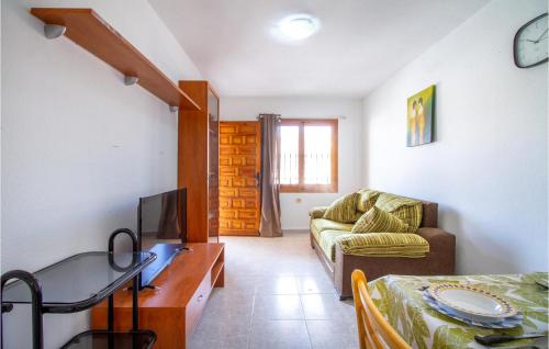 Area tempat duduk di Gorgeous Apartment In San Pedro Del Pinatar With Kitchen
