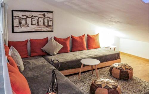 un salon avec un lit et un canapé dans l'établissement Maison 4, à Montmartin-sur-Mer